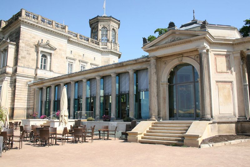 Historisches Gebäude mit modernem Glasbau