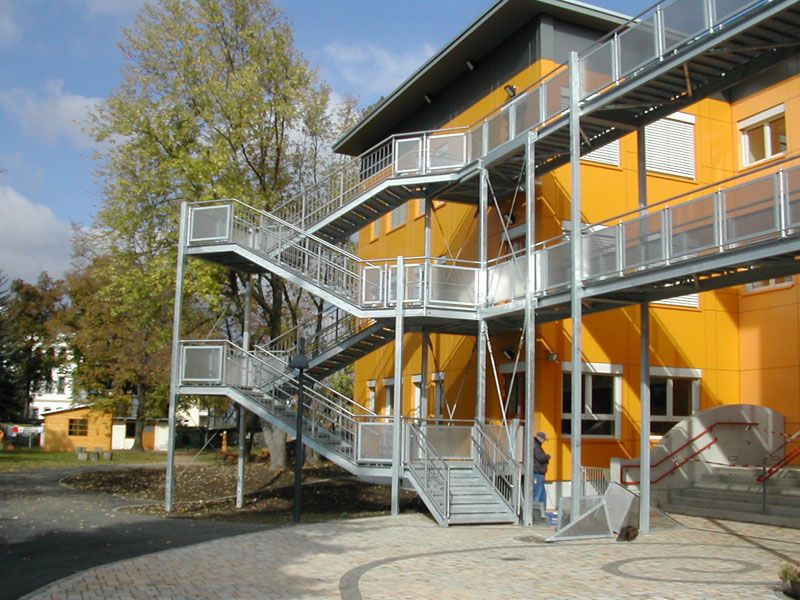 Große Außenstiegenanlage aus Stahl an einer Fassade
