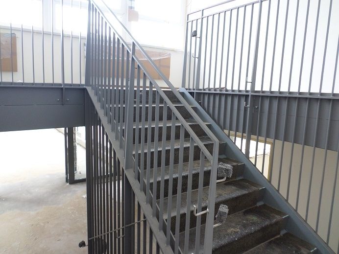 Detailaufnahme einer Metall-Treppe mit senkrechten Geländerstäben
