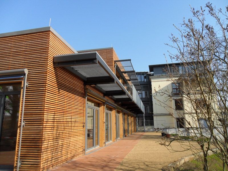 Kita Hochschulstraße – Außenansicht mit Metallgeländern