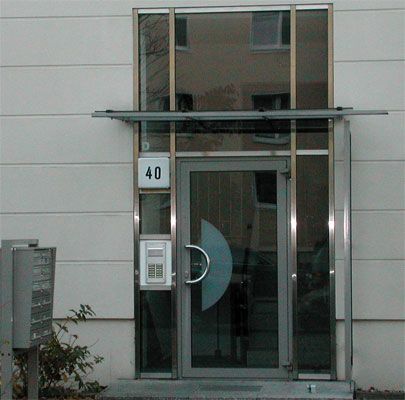 Eingang mit Brandschutz-Tür und Glasvorhangfassade an Hausnummer 40