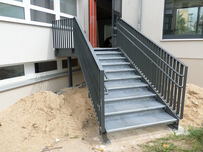 Metalltreppe mit Geländer im Rohbau