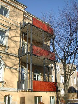Außenstiegenanlage mit Sichtschutz aus Metall an einer Fassade