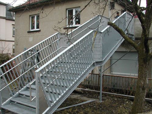 Gewindetreppe mit Geländer im Außenbereich