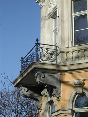 Historisches Balkongeländer und Verzierungen unter blauem Himmel