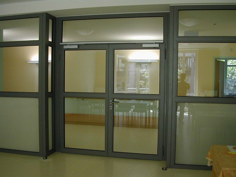 Innenraum mit metallenen Glaswänden und Glastür