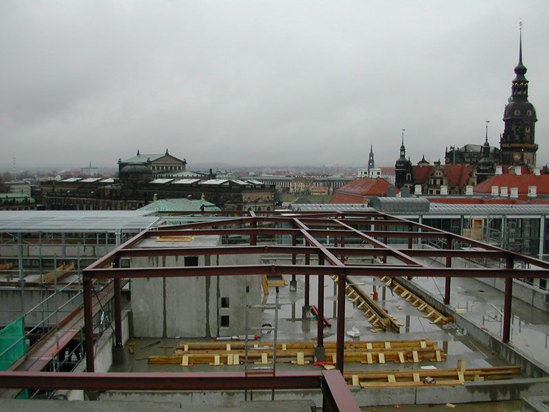 Außenstiegenanlage mit Sichtschutz aus Metall