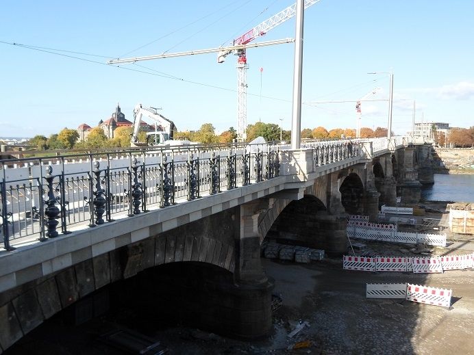 Schönbrücke Dresden mit historischem Hintergrund