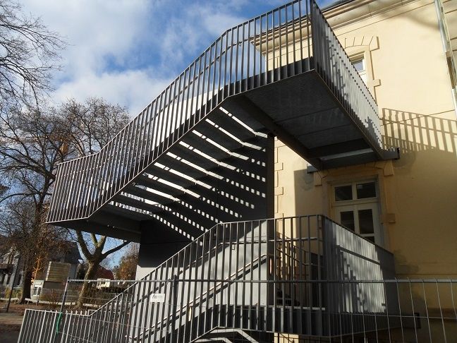 Stahl-Feintreppenaufgang an einem Gebäude