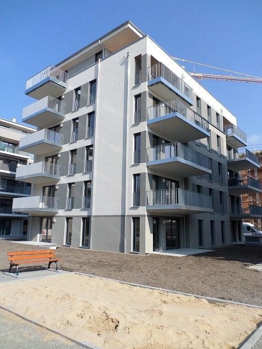 Gartenstadt Striesen – fertiggestelltes Wohngebäude mit Balkongeländern