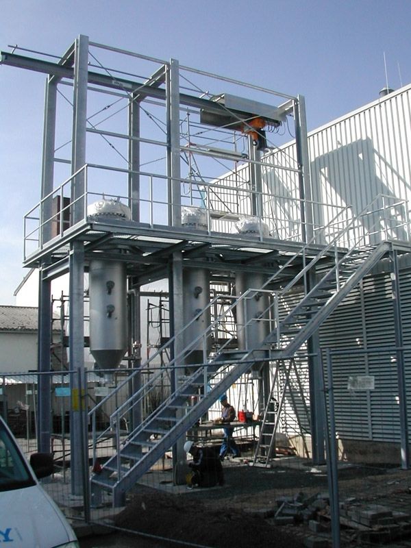 Industrielle Metallkonstruktion mit Maschinen und Treppe im Außenbereich