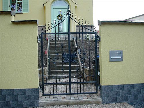 Schmiedeeisernes Gartentor mit Verzierungen