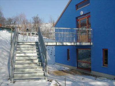 Außenstiegenanlage mit Sichtschutz aus Metall